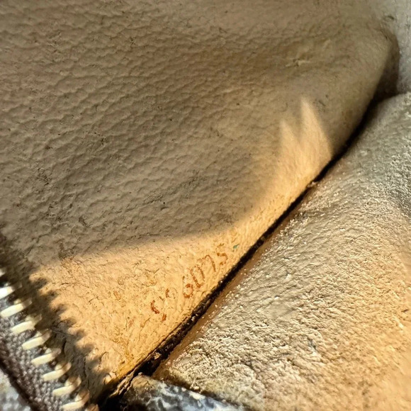 Louis Vuitton
LV Monogram Pouch converted Crossbody - Picture 11 of 13